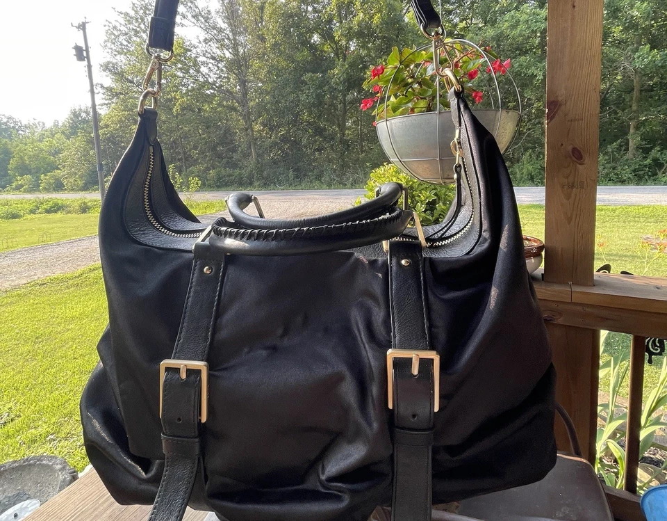 Hobo de Lona Mediano Botkier Sasha Negro Satinado + Cuero Y2K Cuero Slouchy BONITO Foto 2 de 4