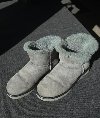 UGG Classic Mini Bailey Button II Grau | Damen Winterstiefel EUR 41