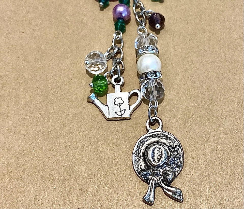 Jardín Rosa Púrpura con Sombrero y Lata de Agua Bolso Dije Llavero Hecho a Mano EE. UU. 2019 Foto 3 de 3