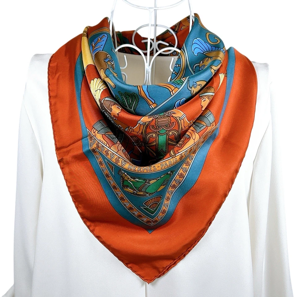 RARO HERMES Carre 90 Bufanda de Seda "Persépolis" por S. Koechlin con Caja Rojo Ladrillo Usado Foto 4 de 4