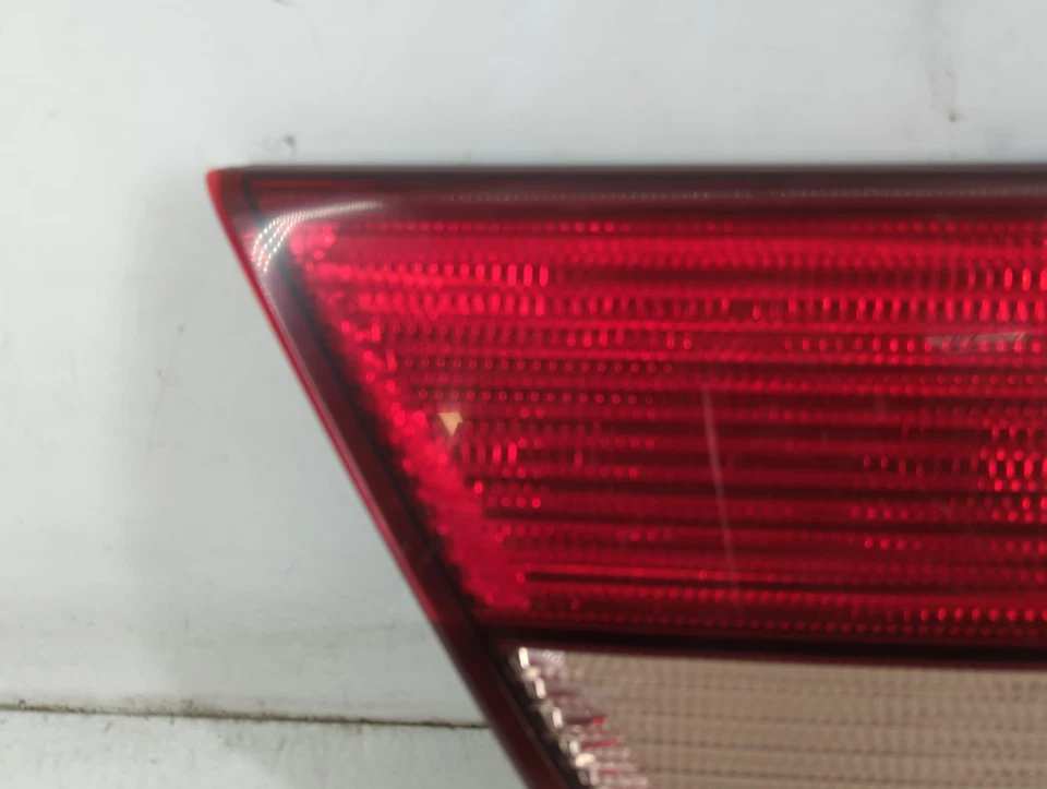 Luz trasera lateral izquierda para conductor Mitsubishi Endeavor 2011 OEM KJMQ3 Foto 2 de 4