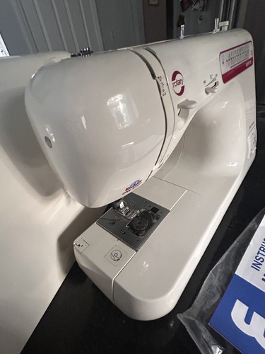 Máquina de coser eléctrica rotativa blanca 979-970 con estuche y manual - Imagen 11 de 16