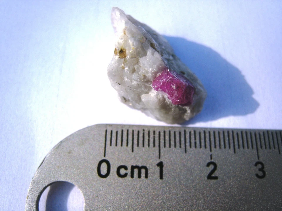 RUBY ROUGH SPECIMEN 35 CARATS ROCK RAW GEM PAKISTAN HUNZA UNCUT NATURAL PINK RED - Image 4 of 4