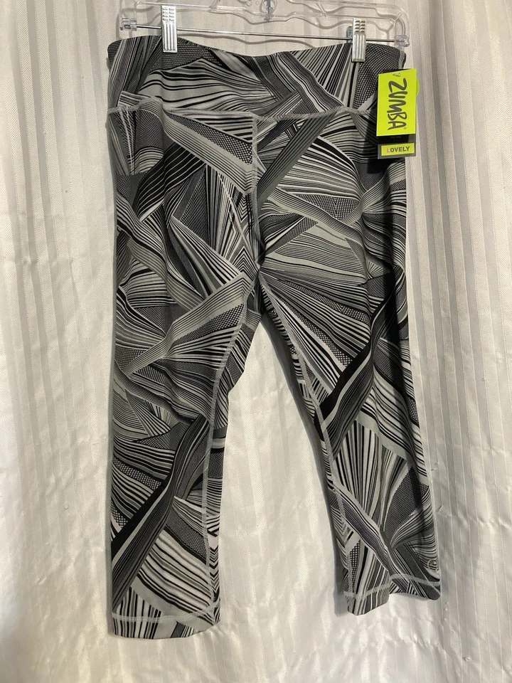 Леггинсы ZUMBA Dazzlin' Capri Booty Flattering-Slimming-Flattens Tummy Z-Dri™ - Изображение 3 из 4