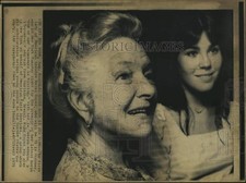 1975 Press Photo American actress Helen Hayes with Evelyn Albizu in New York
