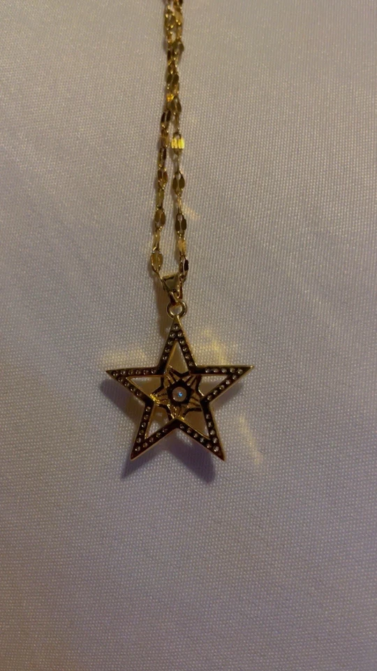 Collar estrella de cuatro puntas chapado en oro con circonitas cúbicas brillantes Foto 3 de 3