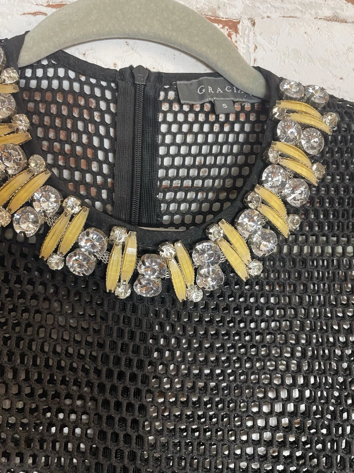 Elegante Top de Malla Negra Estructurada Gracia con Detalle de Inserción de Joyas Talla M Foto 3 de 3