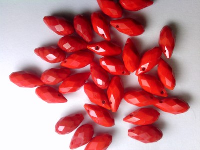 Vtg 50 OPAQUE RED FACETED GLASS POINTY TOP GLASS DROP BEADS 13mm 100218d