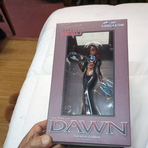 Femme Fatales Dawn Executive Goddess Gattery - Bild 2 von 14