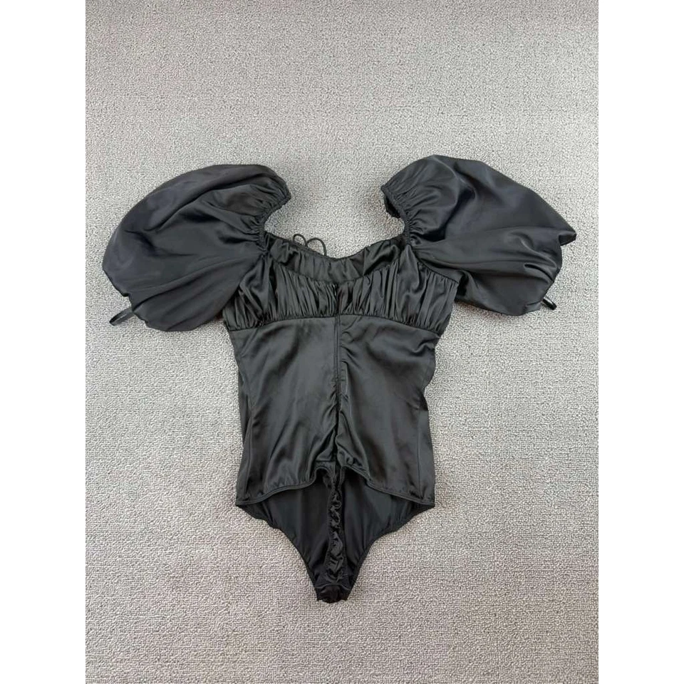 Body feminino For Love And Lemons manga folhada preta decote coração - Imagem 2 de 4