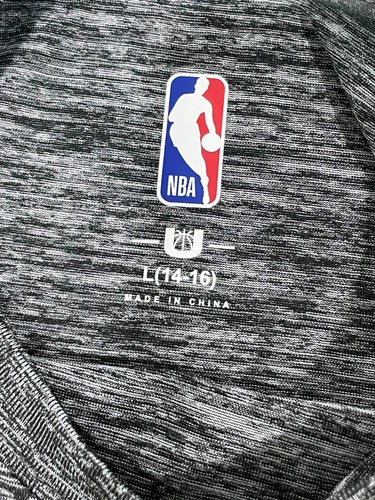 T-shirt manica lunga Youth Large 14-16 NBA Los Angeles Lakers grigio antracite usata in ottime condizioni! - Foto 4 di 11