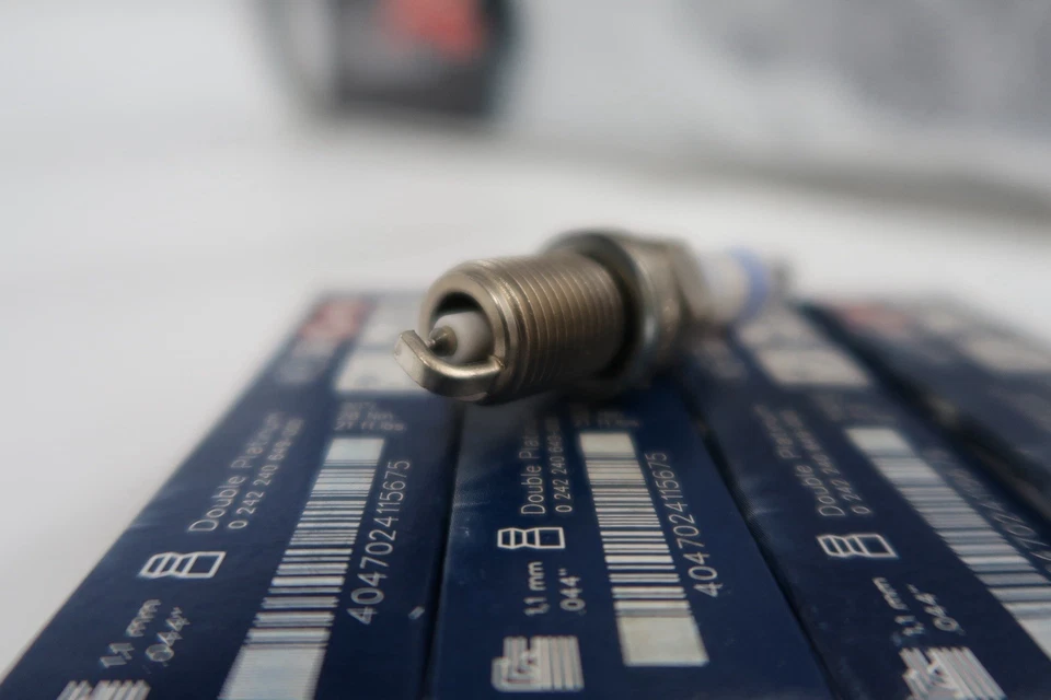 4 x BOSCH SPARK PLUGS DOUBLE PLATINUM FR6KPP33X+  - Image 4 of 4