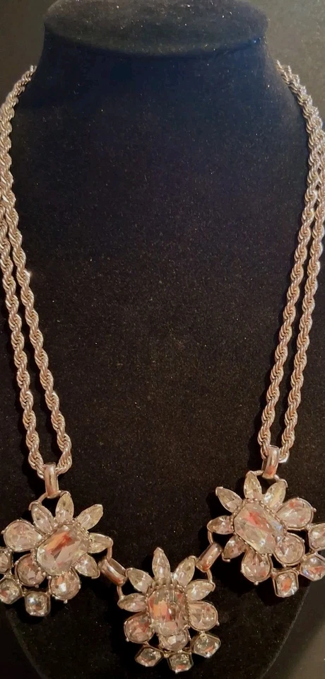 Collar Banana Republic Tono Plateado Grueso Cristal Transparente Flor Distintivo 17-19" Foto 3 de 4