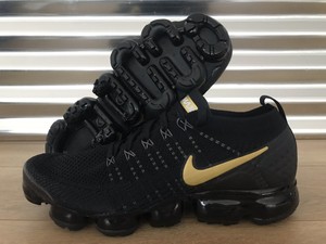 nike vapormax negras y doradas