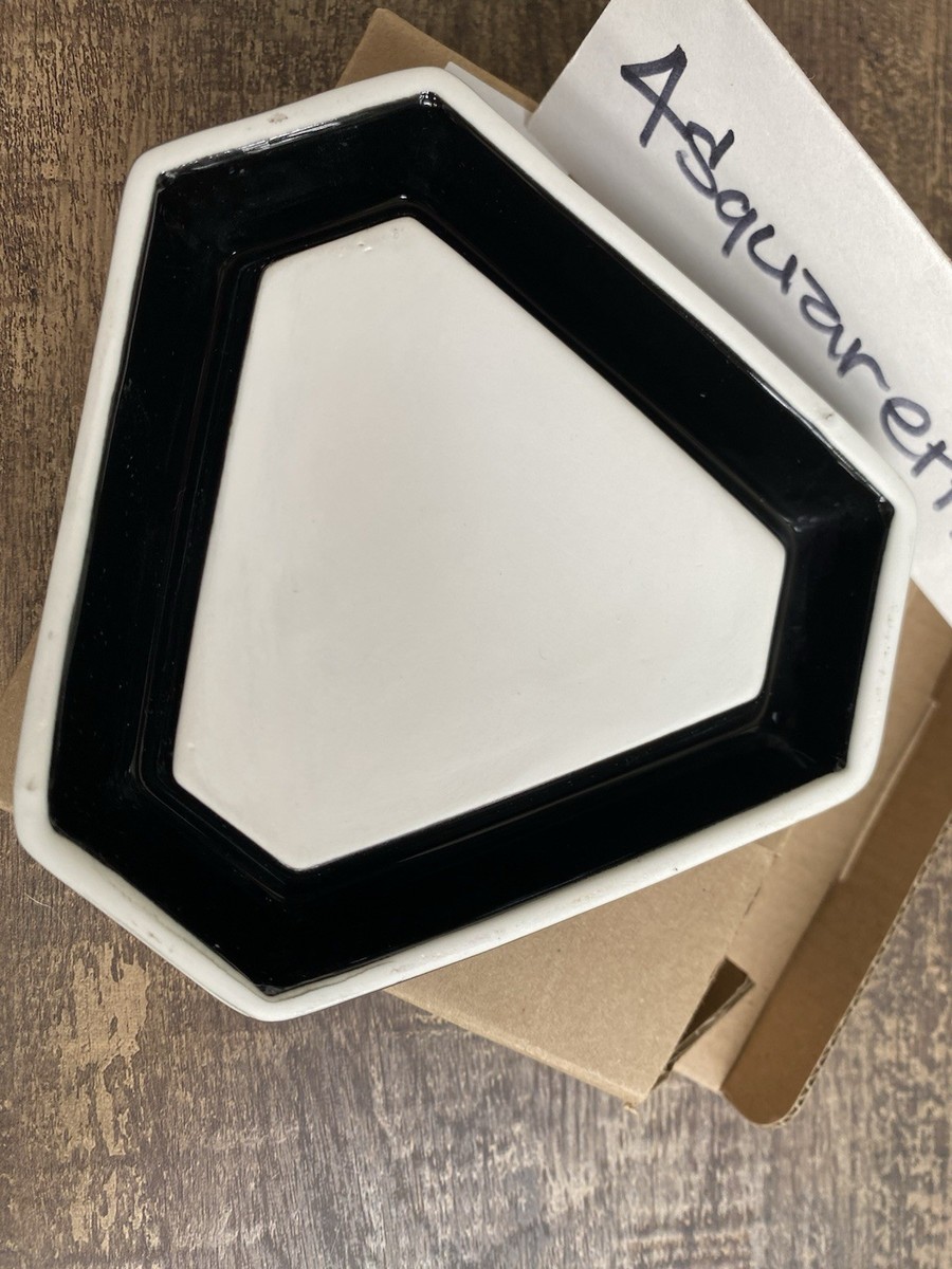 Palace Skateboard Tri-Ferg Ashtray Black and gold w/ tri-ferg Palace Skateboard Tri-Ferg Ashtray Black and gold w/ tri-ferg
