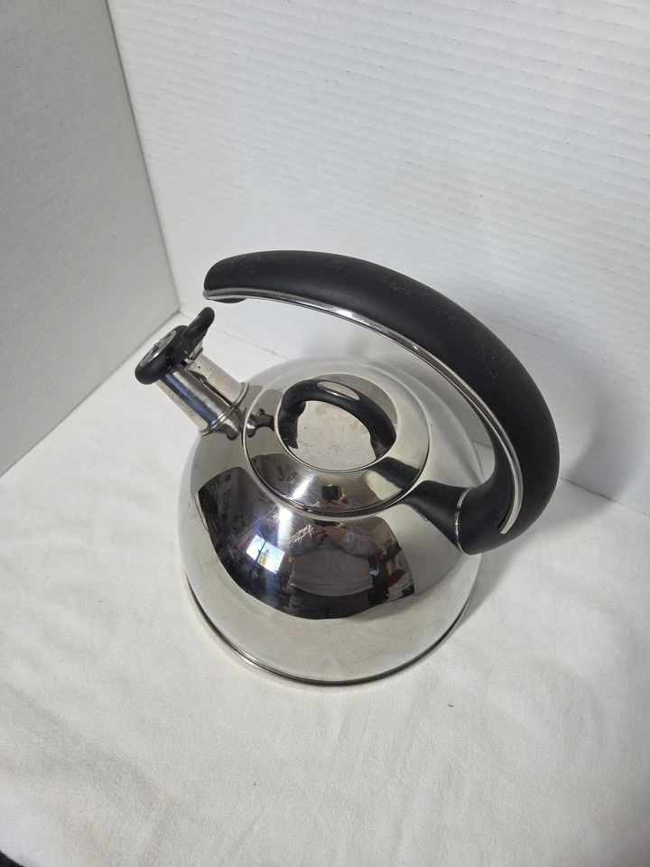 Tetera silbante Tramontina de acero inoxidable 18/10 de 3 cuartos Foto 2 de 4