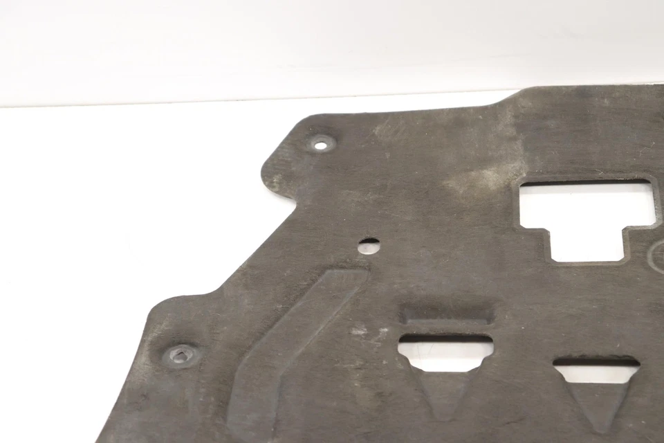 Volvo S60 2019-2025 cubierta protectora contra salpicaduras delantera debajo del motor OEM 31497612 Foto 2 de 4