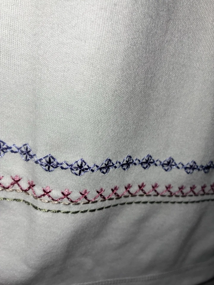 Top Alfred Dunner Petite Grande PL Bordado Loro Floral Marfil Manga Corta  Foto 4 de 4