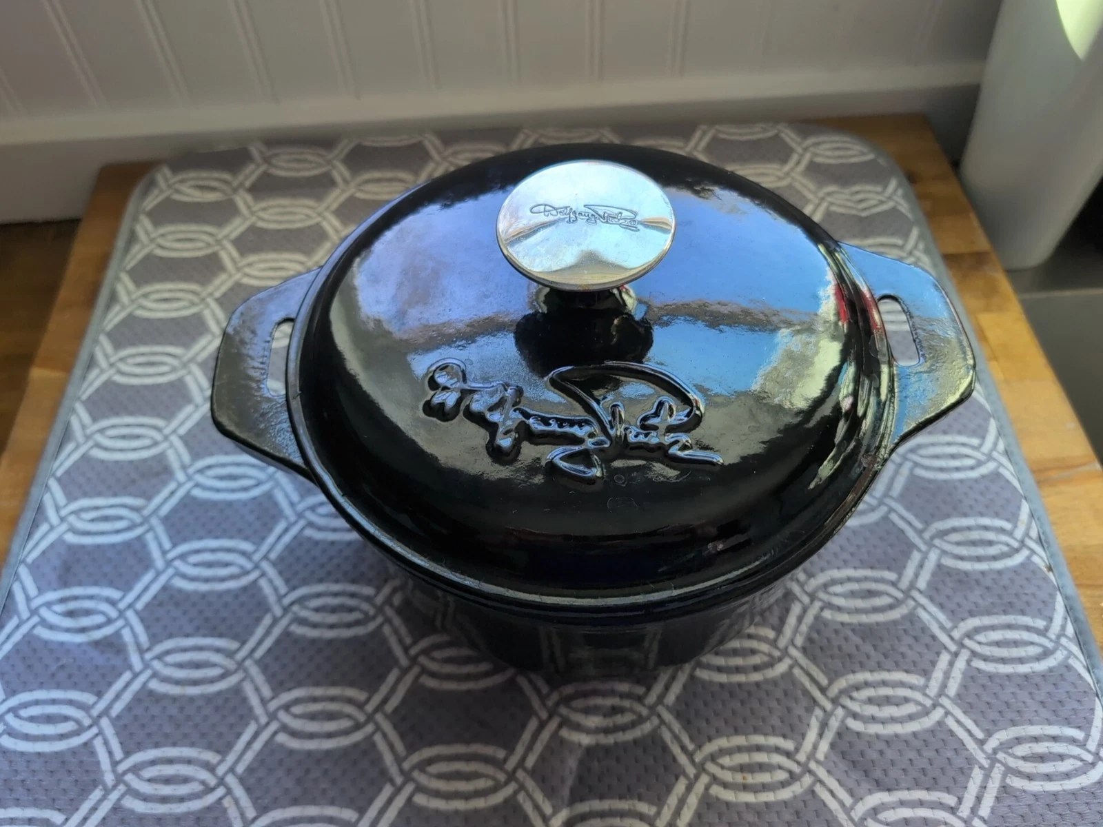 Wolfgang Puck Black Enamel Cast Iron 8 1/2 Diameter Dutch Oven Covered Crock Pot