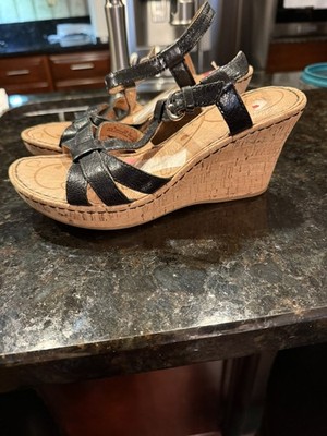 BORN WOMEN S OPEN TOE SANDAL. BLACK STRAP.