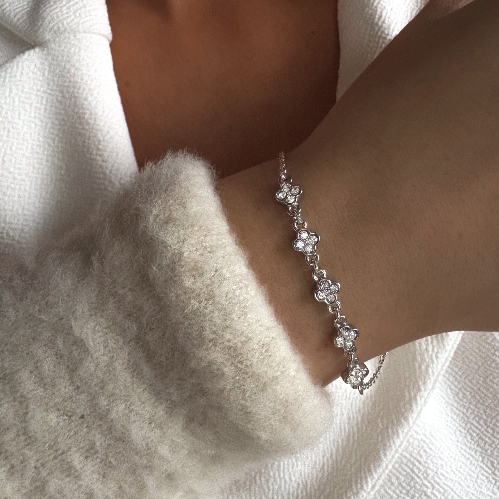 Bracelet fleurs scintillantes et zircons pour illuminer vos tenues de soirée