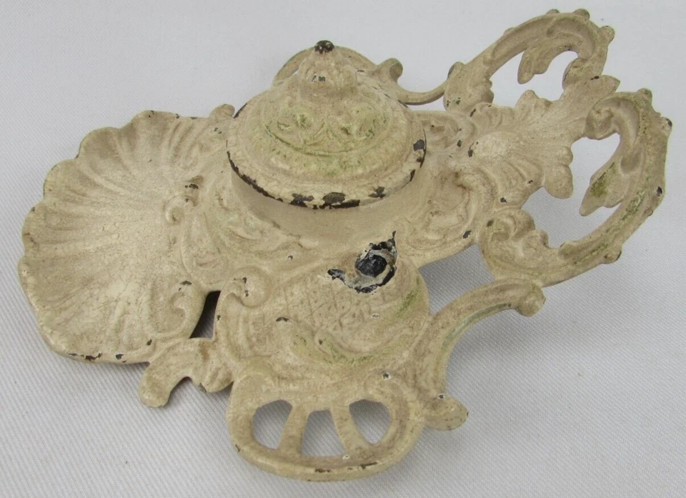 Antiguo soporte de tinta de escritorio de hierro fundido ornamentado blanco cremoso JM18B-2 C. 1890 Foto 3 de 4