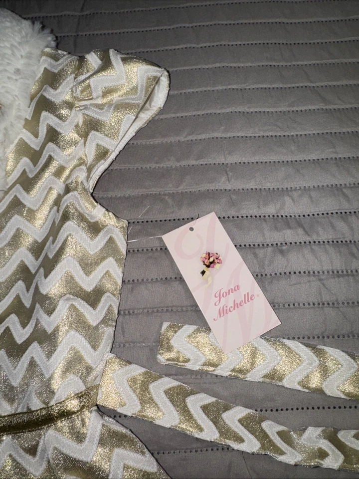 NUEVO CON ETIQUETAS VESTIDO FORRADO JONA MICHELLE NIÑA Talla: 10 BLANCO ROTO/DORADO METÁLICO Foto 4 de 4