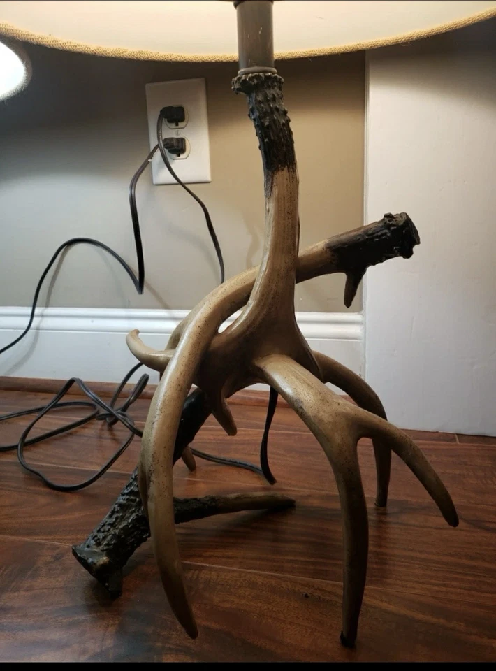 Lámpara de mesa rústica con asta de imitación con pantalla de 28" de alto Foto 4 de 4