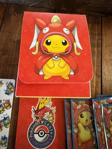 Esclusiva Pokemon Center Hiroshima - Mazzo Magikarp & Gyarados Pikachu - Foto 2 di 11