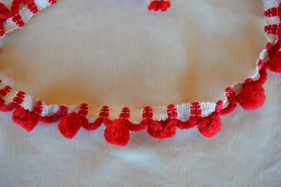 28 pulgadas de ribete de pompón rojo vintage en banda blanca Foto 4 de 4