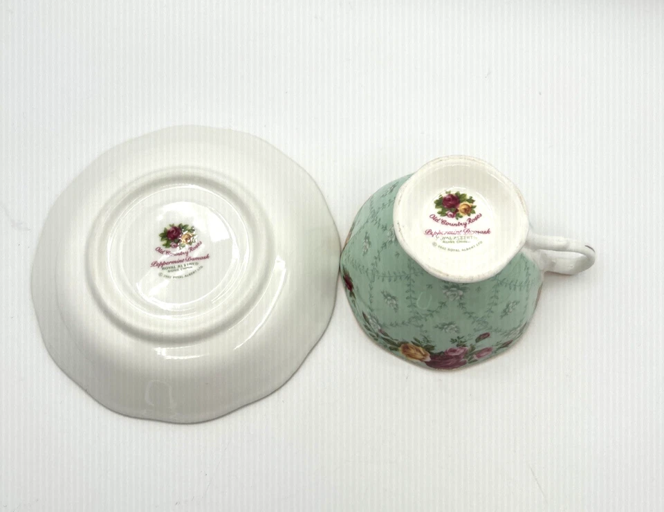 Taza de té y platillo Royal Albert Old Country rosa-azul damasco Inglaterra 2002 Foto 3 de 4