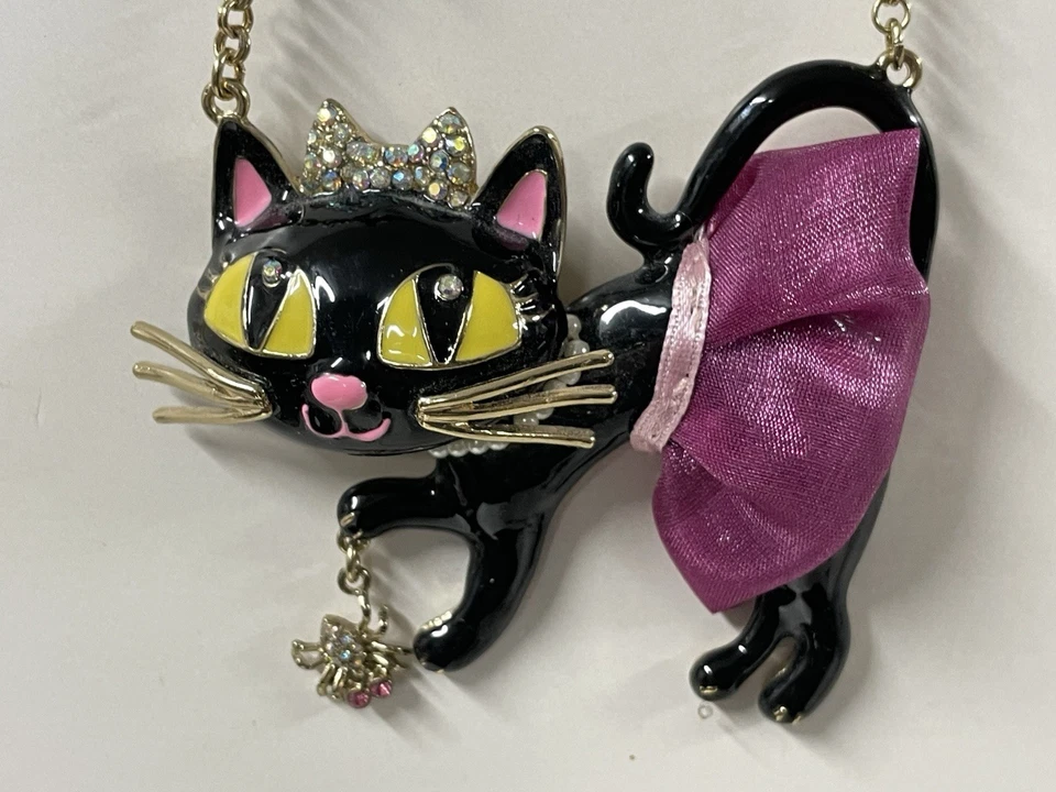 Collar Betsey Johnson Precioso Gato Negro Grande con Tutú Rosa e Incrustación de Cristal Foto 2 de 4