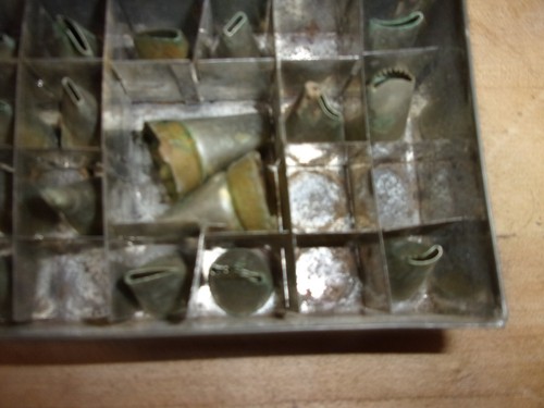 vintage 21 cake decorating tips w/tin storage box FREE SHIPPING - Picture 5 of 12