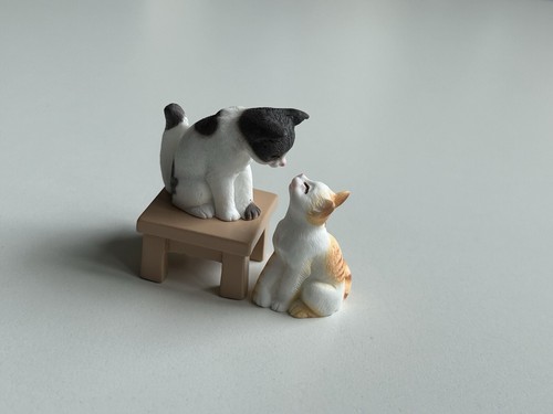 Japanese style plastuc lovely cats looking at each other affectionately - Picture 8 of 12