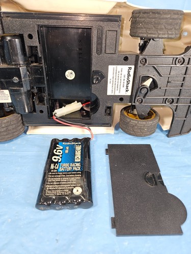 Radio Shack 1996 Radio Controlled Porsche 911 GT1 Mobile 1 Tested & Working. - Picture 6 of 10