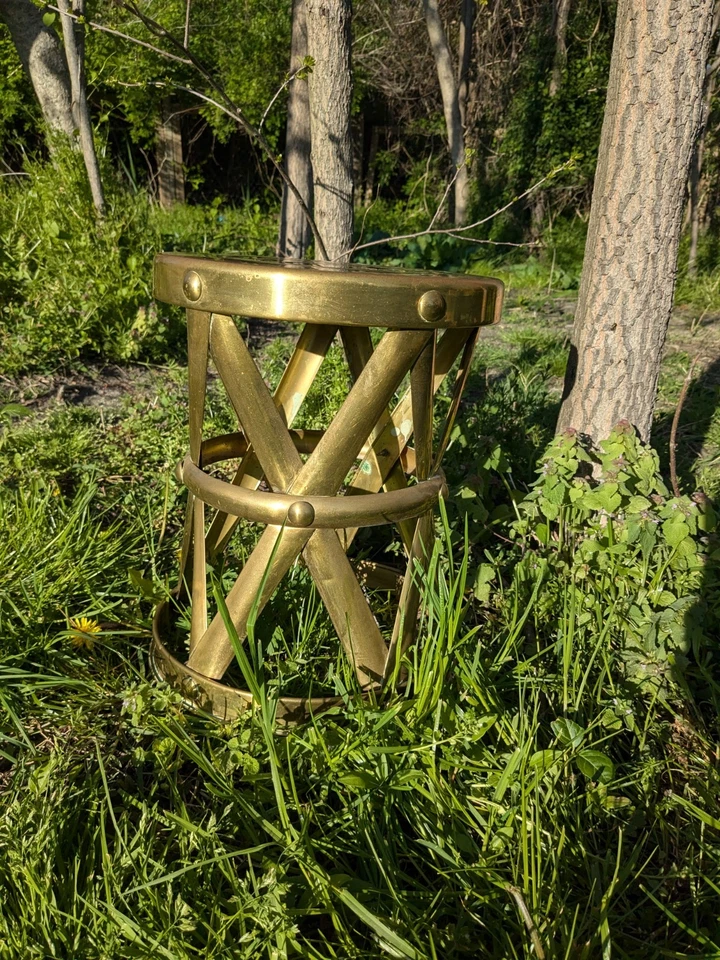 Taburete/mesa auxiliar Mid Century de latón martillado Foto 2 de 4