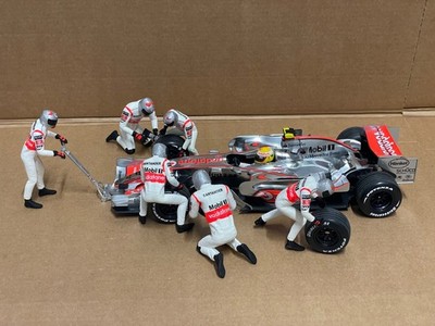 1:18  Hamilton McLaren MP4/22  Pit Stop Diorama