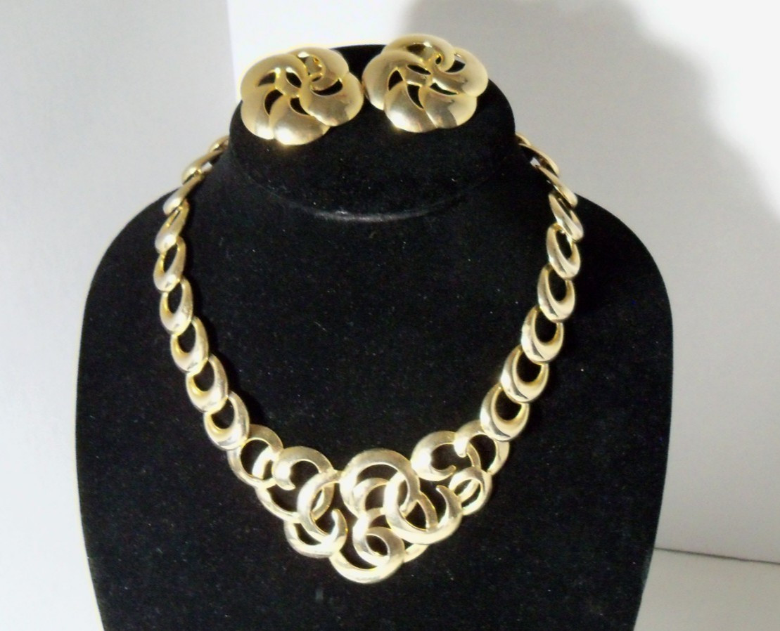Vintage Chunky Gold Tone Collar or Bib Statement Necklace w Stud Earrings