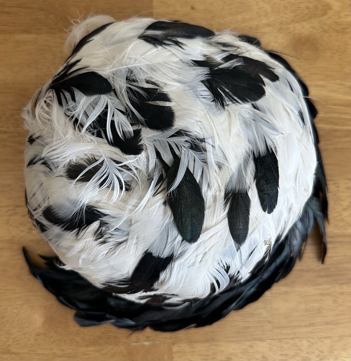 CHRISTIAN DIOR Chapeaux Black & White Feather Hat Stunning  display picture 3