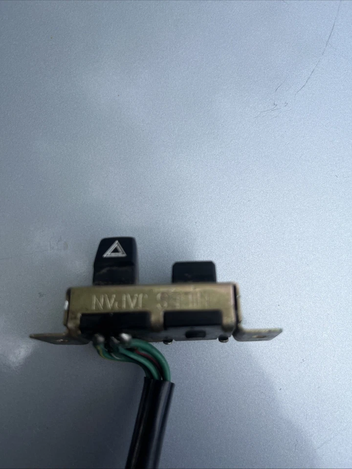 Interruptor de peligro Datsun Nissan 720 1980-1986 OEM piezas originales usado Foto 2 de 3