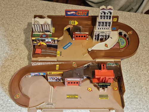 Vintage 1980 Mattel Hot Wheels Car City Sto N Go Playset