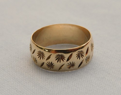 ZHG 9CT YELLOW GOLD 7mm FANCY FLOWER + MARQUISE PATTERNED BAND RING 3g - SIZE N