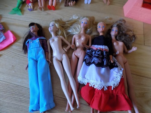 Vintage Barbie fireplace dishes accessories table dolls combs brushes lot clothe - Picture 14 of 16