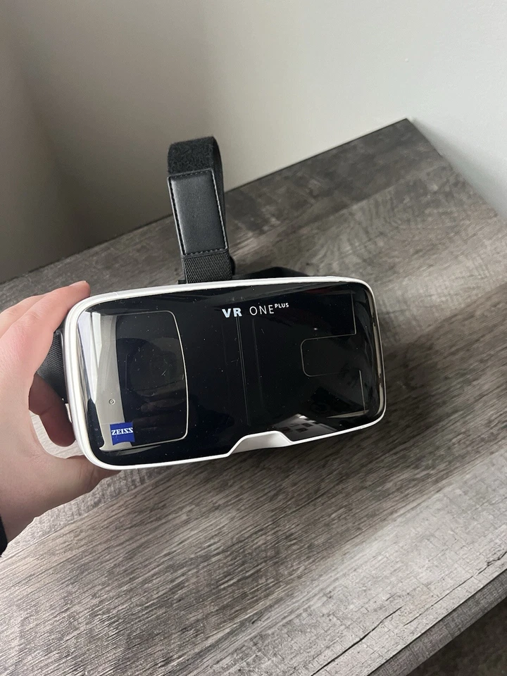 Gafas de realidad virtual Zeiss VR One Plus con correa para la cabeza y control deslizante para teléfono Foto 2 de 4