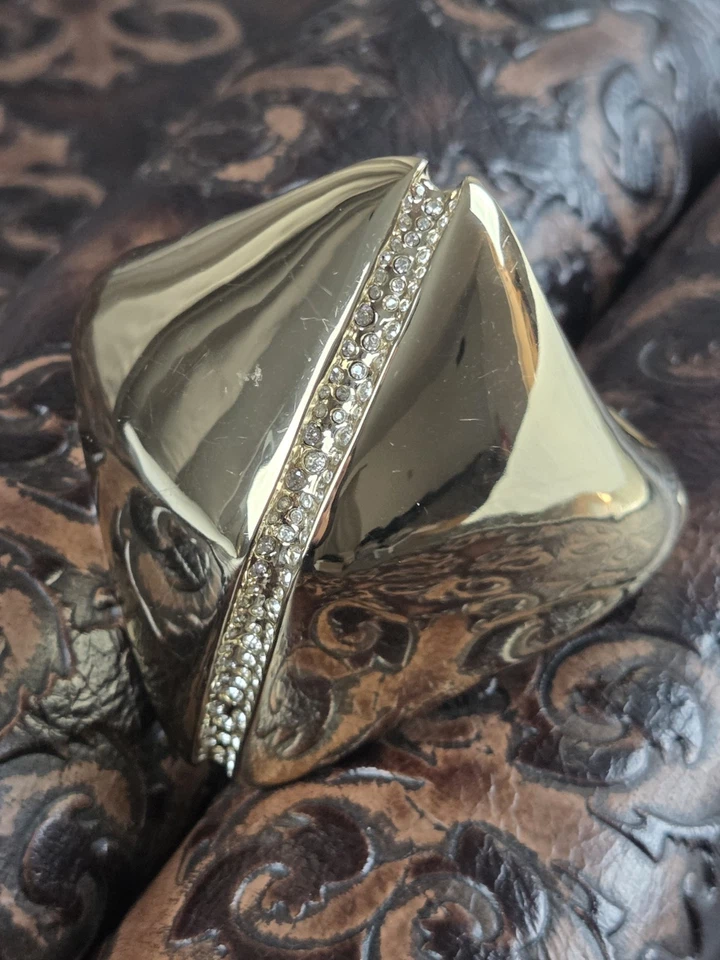 Brazalete con bisagras enchapado en oro Alexis Bittar Miss Havasham con cristales Foto 4 de 4