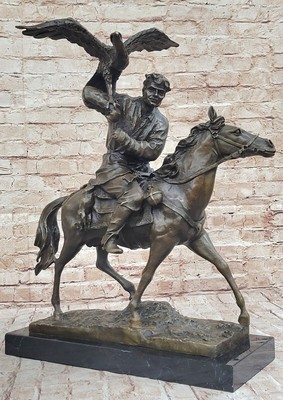 Unterzeichnet E.Nahcepe Skulptur Of Mann Reiten Pferd Mit His Adler Falcon