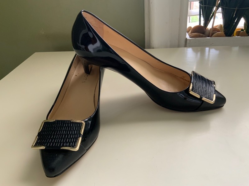 TALBOTS BLACK LEATHER PUMPS SIZE: 7 M