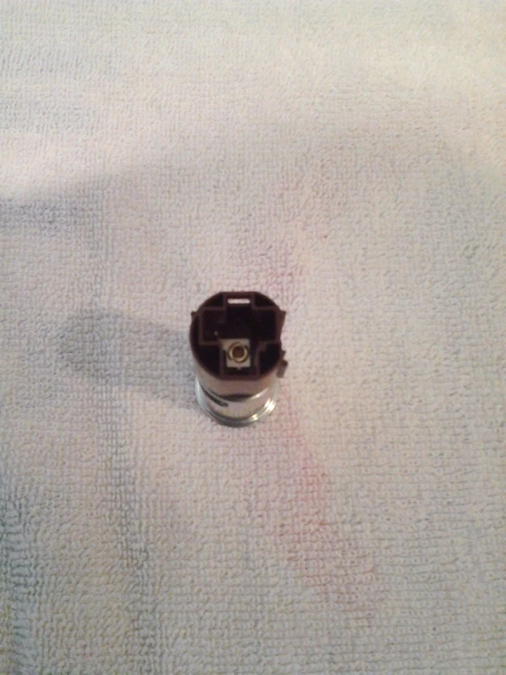 NUEVO CHEVROLET EXPRESS 12 VOLTIOS ACCESORIO TOMA DE CORRIENTE TOMA DE CORRIENTE 25774623 Foto 4 de 4