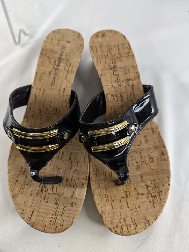 Sandália BANDOLINO "Be Heard" Tanga Cortiça Cunha Preta Patente Tamanho 7 1/2 Fivela de Ouro - Imagem 4 de 4