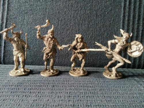 Collector Show Case - Old and retired pieces figurines et collections